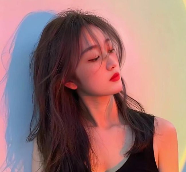 抽象画中的越南少女